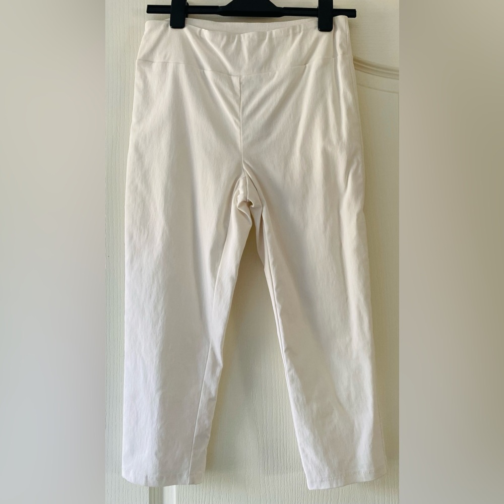 Canadian designer super cute capris with bows and bling buttons on the back. - Picture 3 of 3